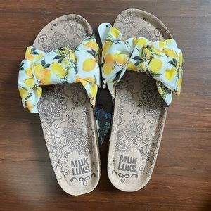 NWT Lemon Print Slides